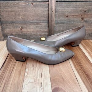 Vtg Salvatore Ferragamo Taupe Leather Kitten Heels Made Italy W/ Gold Detail 8
